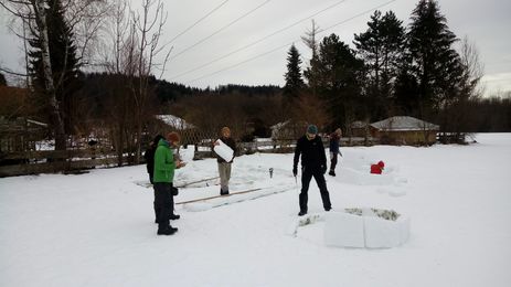 Winterhütte: Wir bauen ein Iglu. So verbringen wir gerne Zeit bei der Winterhütte Outdoor.