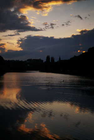 Sonnenuntergang mit Wolken und Spiegelungen am Tübinger Wehr
