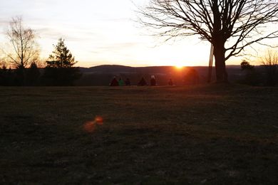 Frühlingserwachen: Sonnenaufgang im Frühling auf einer Hütte genießen.